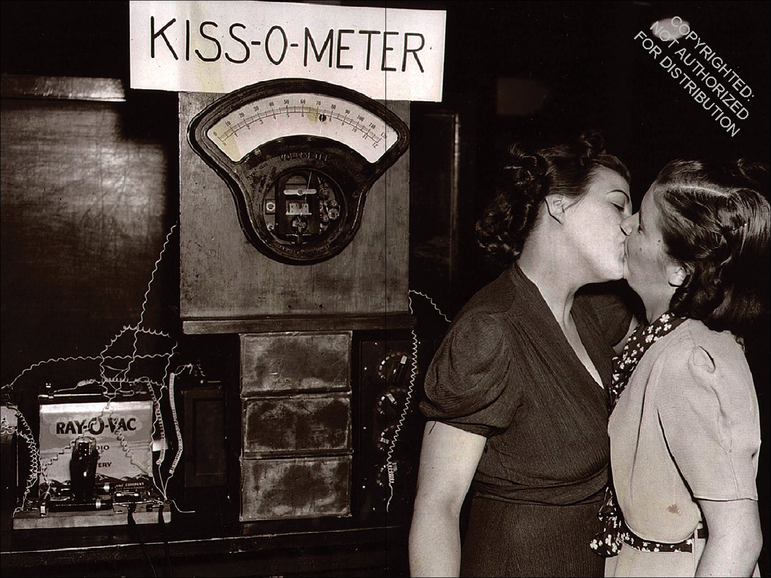 People Kissing: A Century of Photographs (Vintage snapshots and postcards, a great gift for engagements, wedding showers, and anniversaries)